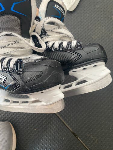 Used Bauer Size 8 XLP Hockey Skates