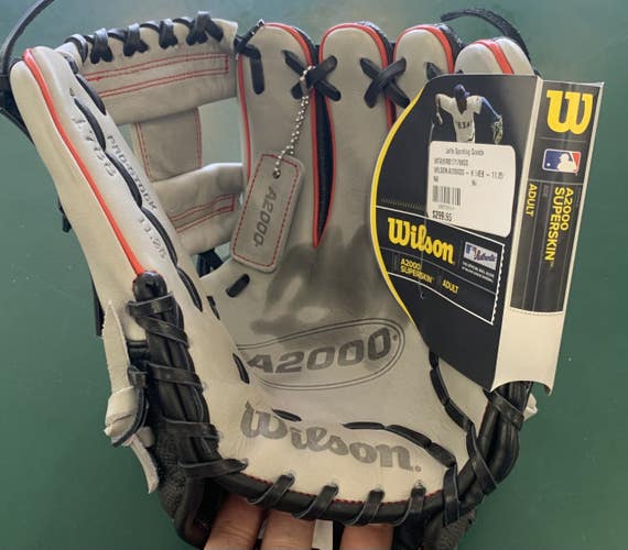 New Wilson Right Hand Throw Infield A2000 Baseball Glove 11.25"