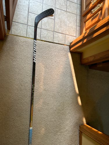 Senior Right Handed P29 Pro Stock Vapor Hyperlite Hockey Stick