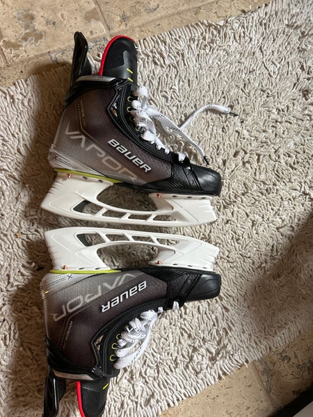 New Bauer Regular Width Pro Stock Size 8.5 Vapor Hyperlite Hockey Skates