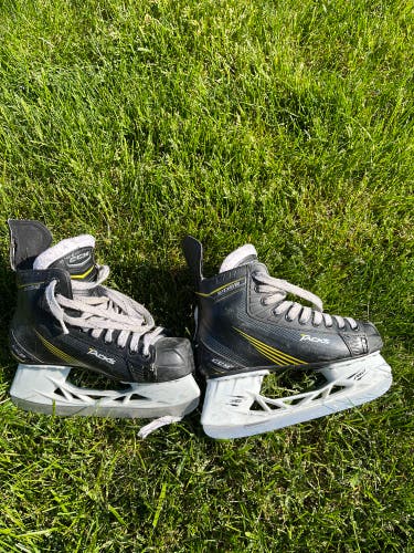Intermediate CCM Size 5 Tacks Hockey Skates
