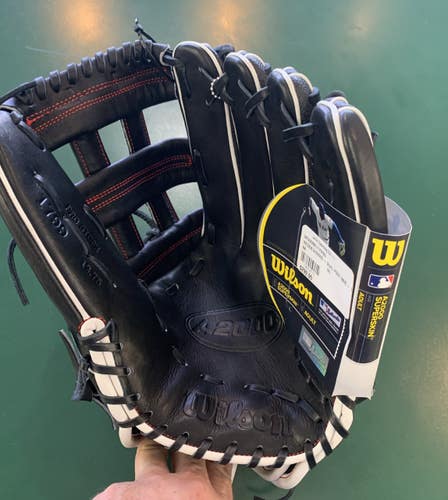 New 2017 Wilson Right Hand Throw Outfield A2000 Baseball Glove 12.75"