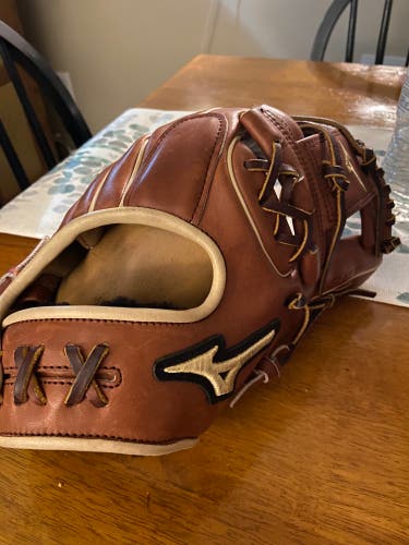 Right Hand Throw 11.75" Pro Select Baseball Glove