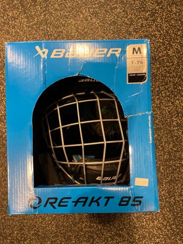 New Medium Bauer Re-Akt 85 Helmet