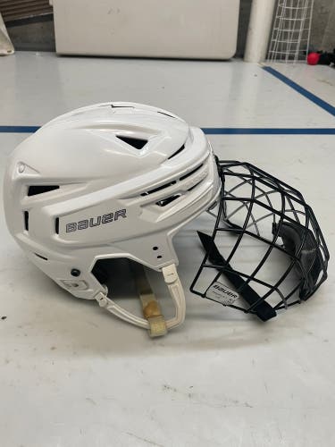 Used Medium Bauer Re-Akt 150 Helmet