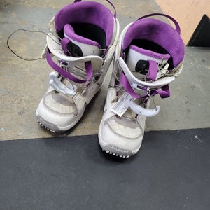 Used Salomon Vigil Junior 05.5 Girls' Snowboard Boots
