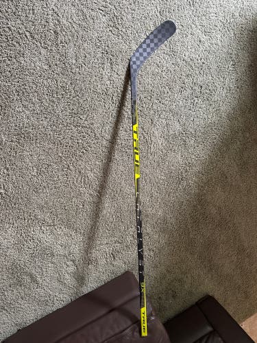 Intermediate Right Handed P92M Catalyst 9X Hockey Stick