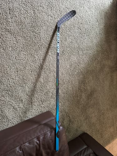 Intermediate Right Handed P28 Nexus Geo Hockey Stick