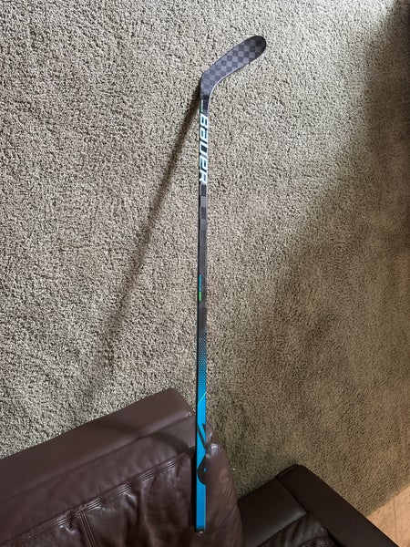 Intermediate Right Handed P28 Nexus Geo Hockey Stick