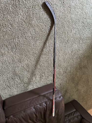 Intermediate Right Handed P88 Vapor Hyperlite Hockey Stick