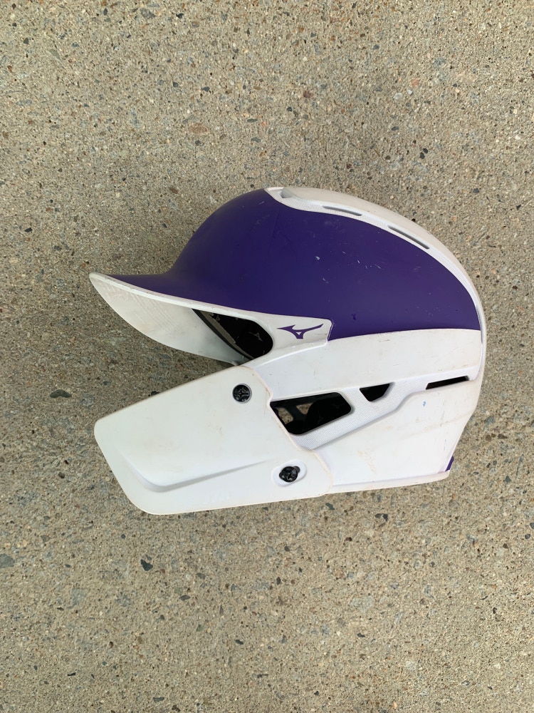 Used Mizuno B6 Batting Helmet with Jaw Guard (6 3/4 - 7 3/8)