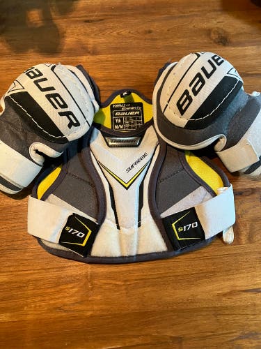 Used Medium Bauer  Supreme S170 Shoulder Pads