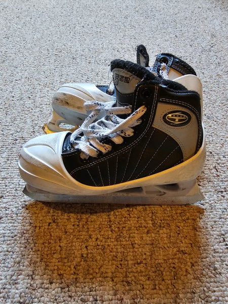 Junior Used CCM 652 Super Tacks Hockey Goalie Skates Regular Width Size 1.5