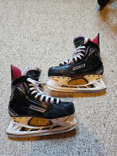 Junior Used Bauer Vapor X600 Hockey Skates Regular Width Size 5