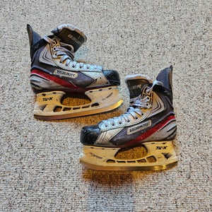 Junior Used Bauer Vapor X3.0 Hockey Skates Regular Width Size 2