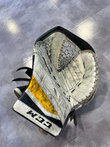 Used Senior CCM Extreme Flex II 760 Regular Goalie Glove