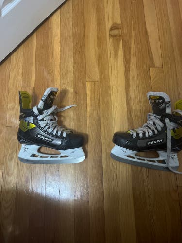 Used Bauer Wide Width  Size 5.5 Supreme 3S Hockey Skates
