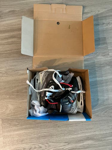 Intermediate Bauer Regular Width  Size 5 Vapor Hyperlite Hockey Skates