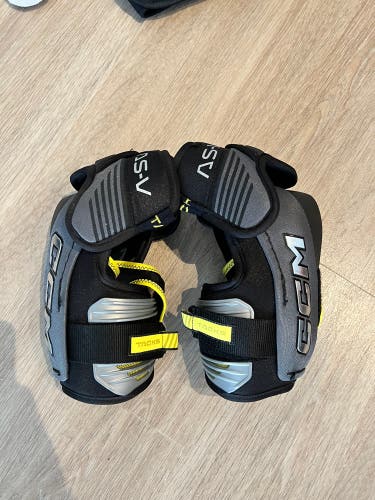 Used Medium CCM Tacks AS-V Elbow Pads