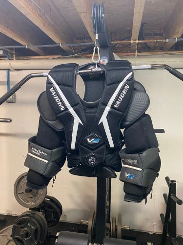 Vaughn Velocity V9 Pro Carbon Goalie Chest Protector - Senior / Large