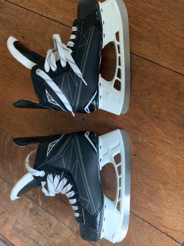 New Bauer Regular Width Size 2 Supreme 150 Hockey Skates