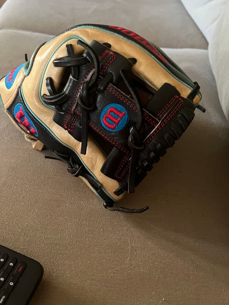 Baseball glove A2000 11.5