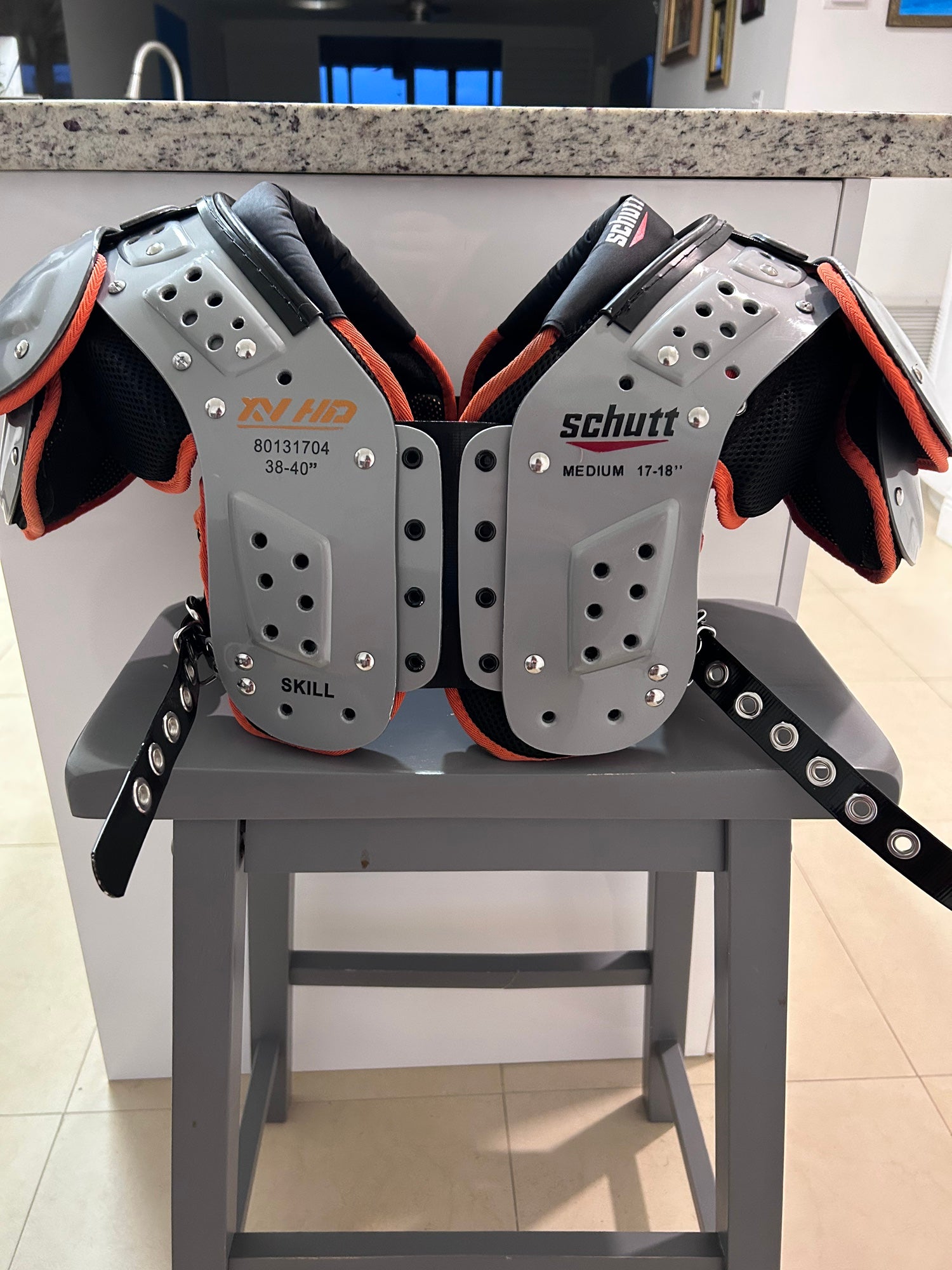 Schutt Sports Varsity Rückenplatte – Schwarz/Neon Orange – Auffälliger Schutz Für Football & Kontaktsport