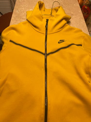 Nike tech fleece yellow size Mens medium