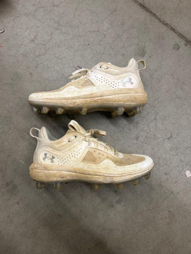 Used Women's 6.5 Molded Under Armour Glyde Softball Cleats