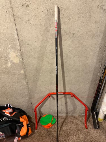 Senior Right Handed P28  Vapor Team Hockey Stick