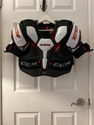 Used great condition ccm ft4 pro shoulder pads sr Large
