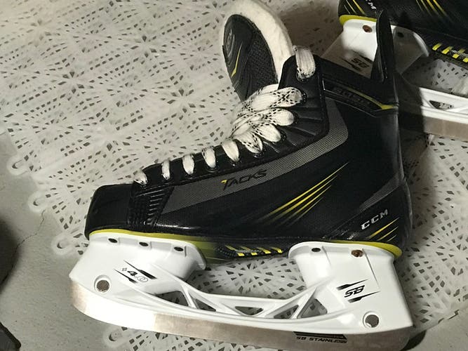 New CCM Regular Width Size 4 Tacks 5052 Hockey Skates