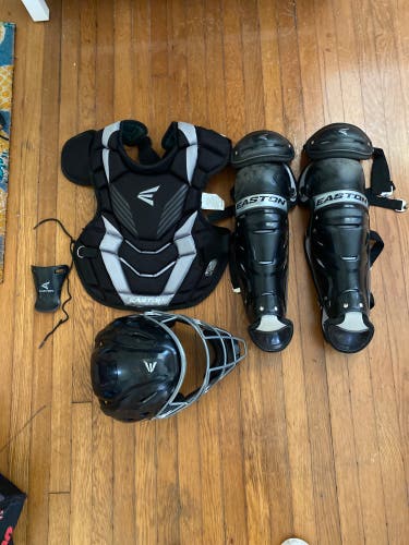 Youth catchers gear Ages 9-12 With Bag Easton Game time Lightly Used Good Condition