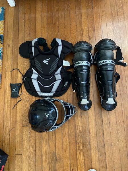 Youth catchers gear Ages 9-12 With Bag Easton Game time Lightly Used Good Condition