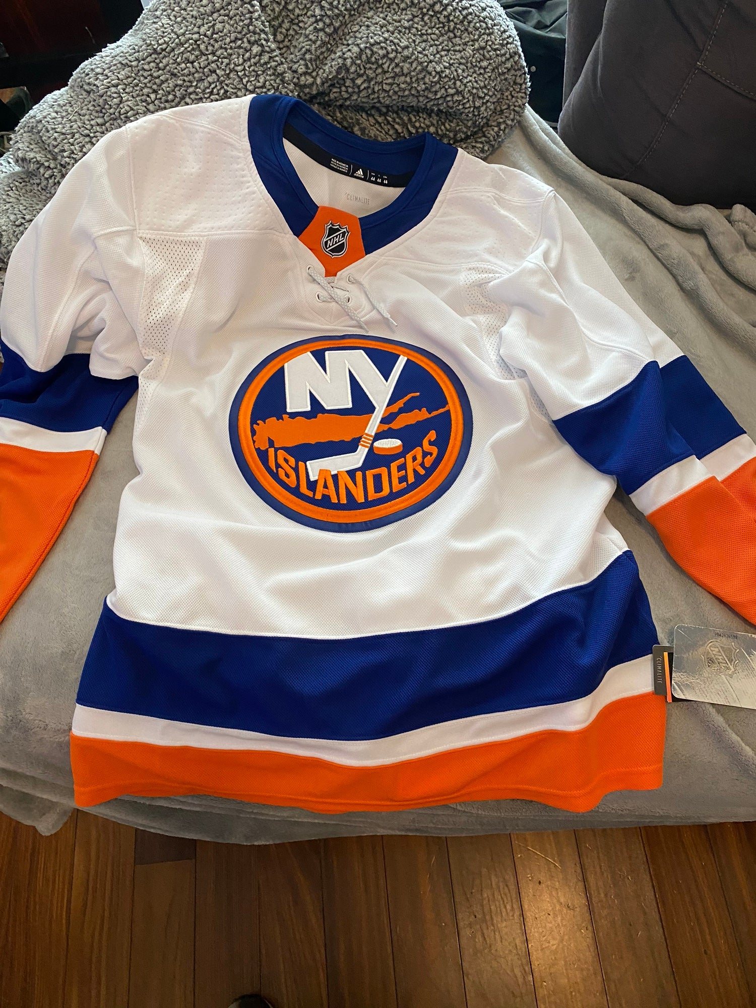 Adidas New York Islanders Sz 44 Authentic Alternate NHL Hockey Jersey  DT6304-360