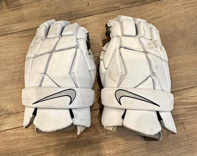 Used Player's Nike YOUTH (see note in description) Medium Vapor Lacrosse Gloves - VGUC - White