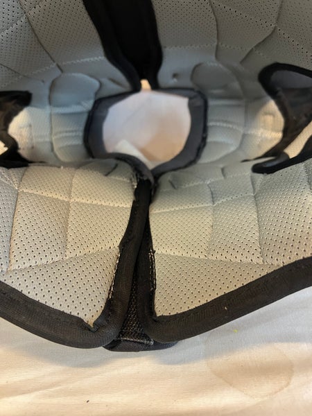 Junior Used Small Easton ST4 Shoulder Pads