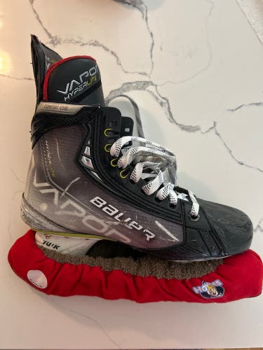 Used Bauer Regular Width  Size 6.5 Vapor Hyperlite Hockey Skates