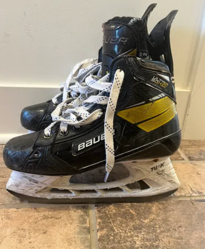Intermediate Bauer Pro Stock Size 4.5 Supreme Ultrasonic Hockey Skates