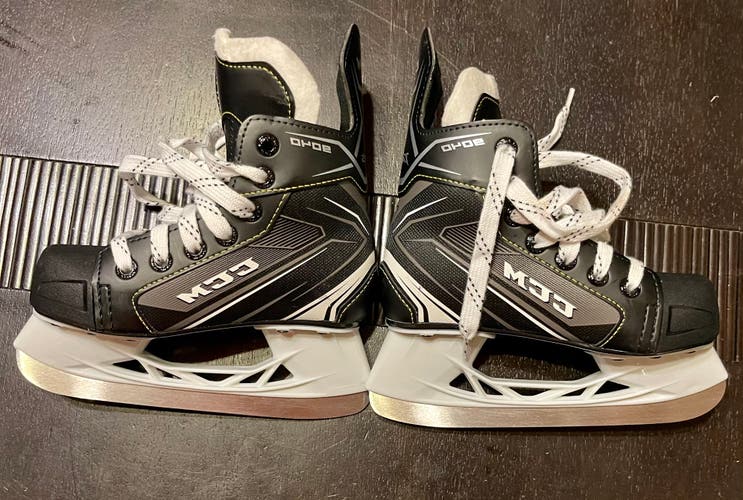 New CCM  Size 12 9040R Hockey Skates