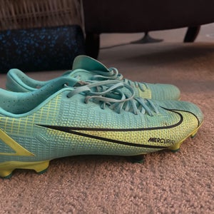 Blue Unisex Size 7.5 (Women's 8.5) Nike Cleats