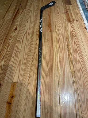 Used Right Handed Bauer Vapor Hyperlite Hockey Stick P88