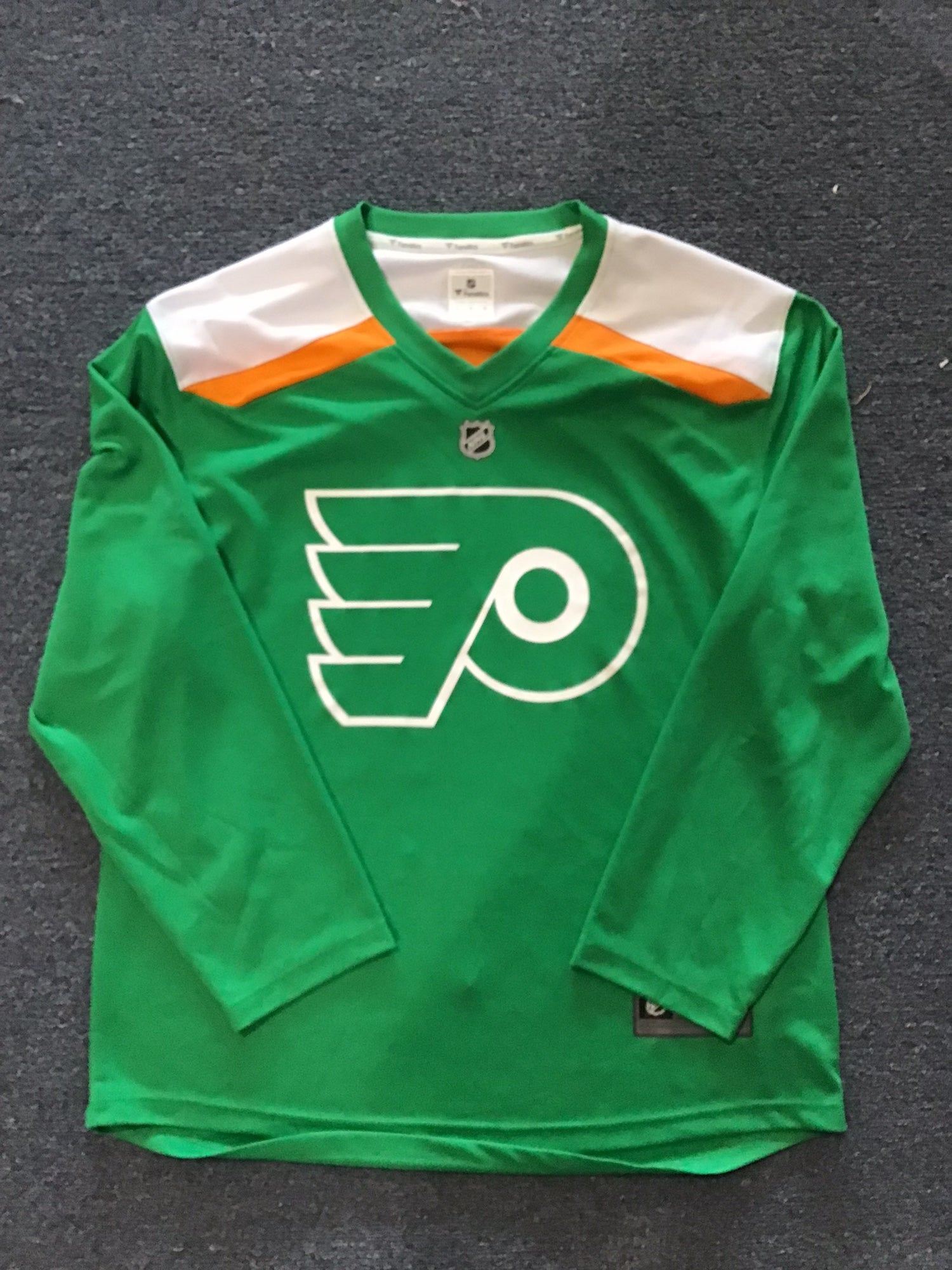 philadelphia flyers green jersey