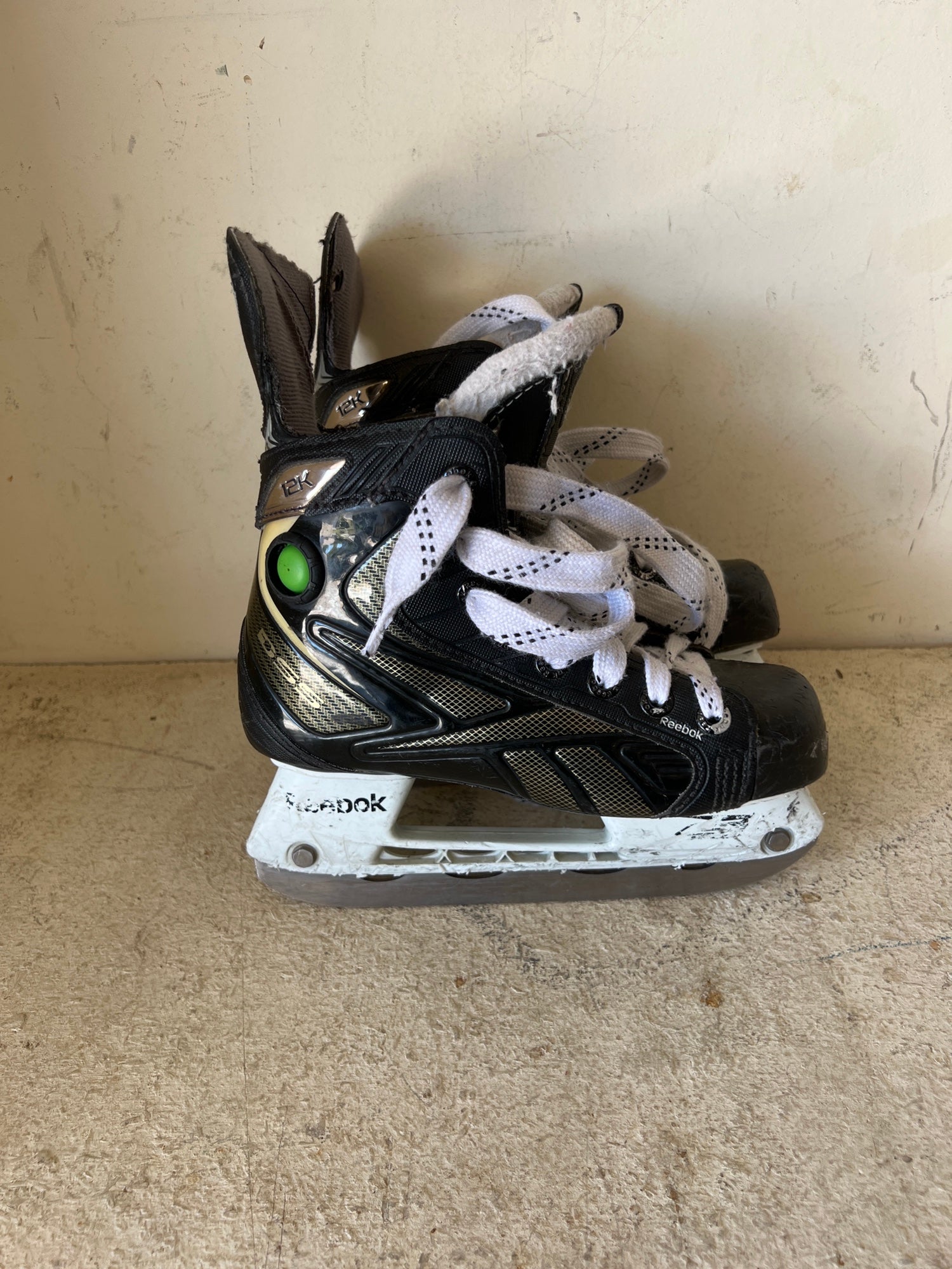 munt Permanent Idioot Used Reebok 12K Pump Hockey Skates Size 1 | SidelineSwap