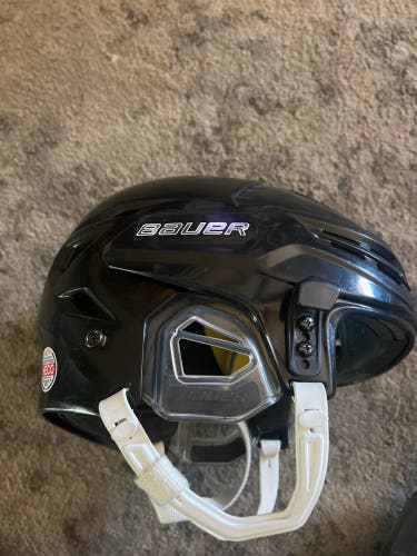 New Medium Bauer Re-Akt 95 Helmet