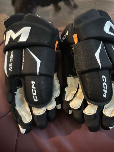 Almost new CCM AS-580 hockey gloves