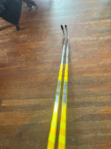 (2 Pack) Senior Right Handed P28 Pro Stock Supreme UltraSonic Hockey Stick