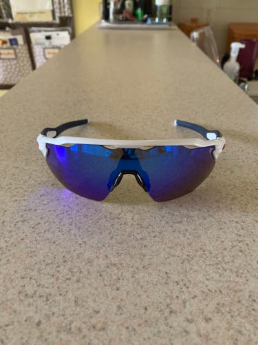 Custom USA Oakley Radar with 2 lenses and case