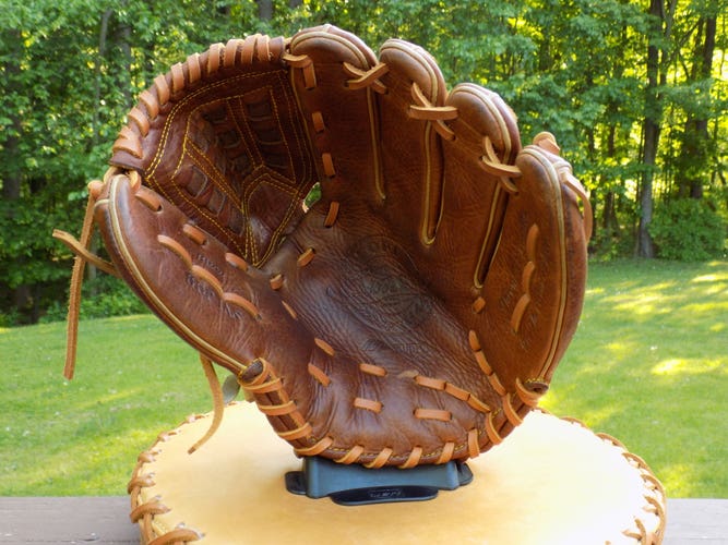 Used Mizuno Pitcher's Right Hand Throw Classic Pro Soft Baseball Glove 12"