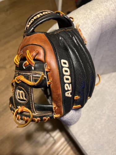 Used Right Hand Throw Wilson Infield A2000 Baseball Glove 11.25"